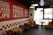 Five Guys Burgers & Fries - eröffnete inder Neuhauser Straße (©Foto:Martin Schmitz)